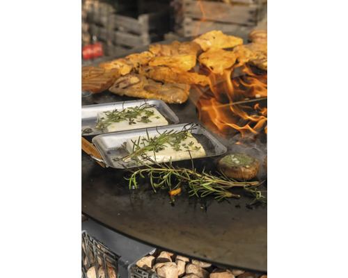 Grill mit Fleisch, Halloumi und Gemüse auf offener Flamme.