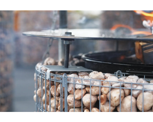 Detailansicht eines Gabionengrills mit Steinfüllung, Grillrost und Höhenverstellung