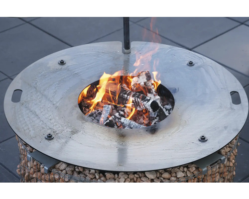 Feuerstelle mit Steinkorb und brennendem Holz