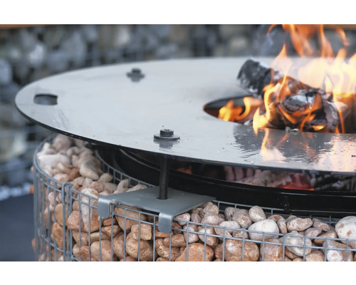 Feuerstelle mit Grillplatte aus Stahl und Gabionenkorb gefüllt mit Steinen