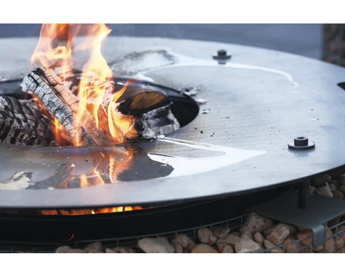 Brennendes Holz in einer Feuerschale.