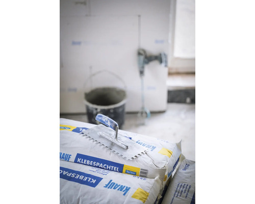Knauf Klebespachtel Sack mit Spachtel, Eimer und Bohrmaschine