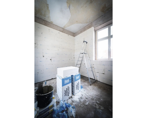 Zimmer mit Isolierung, Leiter und Knauf Dämmplatten