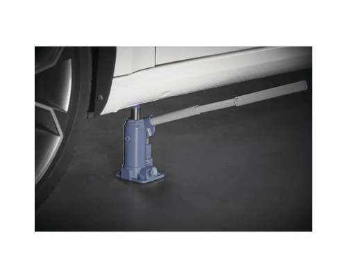 Flaschenwagenheber hebt ein Auto an