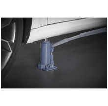 Hydraulischer Wagenheber hebt ein Auto an