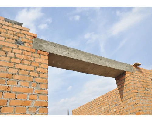 Mauerwerk im Bau mit Betonsturz über einer Öffnung