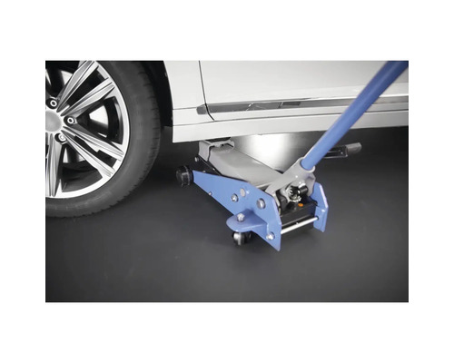 Rangierwagenheber unter einem Auto zum Anheben des Fahrzeugs