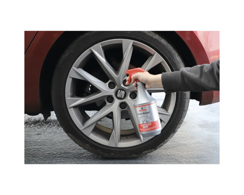 Felgenreiniger im Einsatz an einem Autorad