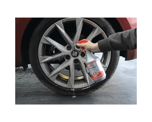 Felgenreiniger im Einsatz an einem Autorad