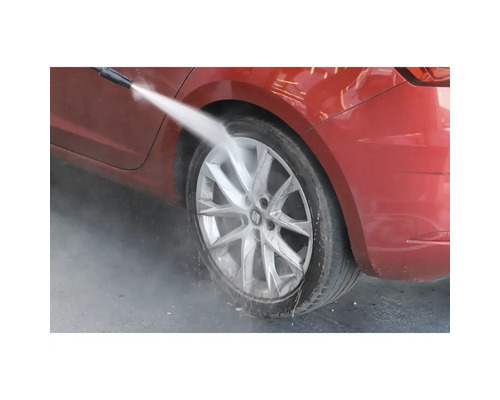 Ein Hochdruckreiniger wird verwendet, um ein Rad an einem Auto zu reinigen.