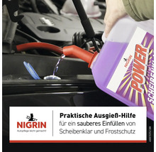 Nigrin Scheibenklar wird in den Wischwasserbehälter eines Autos gefüllt