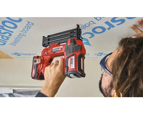 Einhell Akku-Nagler im Einsatz an einer Gipskartonplatte