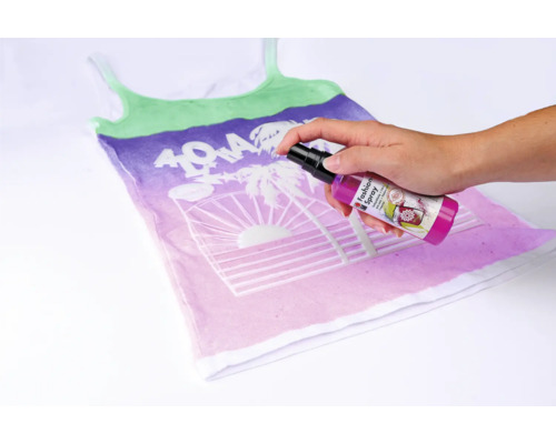 Textilspray wird auf ein farbiges Tanktop gesprüht