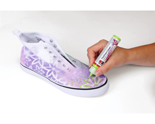 Dekorieren eines Stoffschuhs mit einem Textilstift