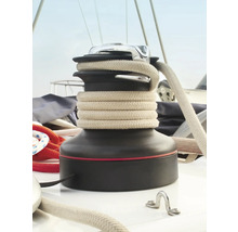 Schotwinsch mit Tauwerk auf einem Segelboot