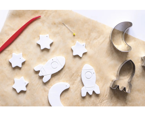 Sterne, Raketen und Monde aus Modelliermasse mit Ausstechformen und Modellierwerkzeug