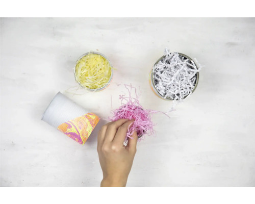 Dekorative Geschenkverpackung mit Papierstreifen in Bechern