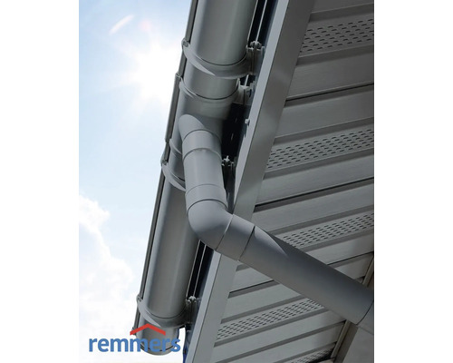 Dachrinne und Fallrohr an einem Gebäude, Remmers Logo