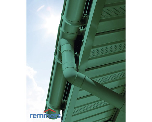 Dachrinne und Fallrohr am Dach eines Gebäudes