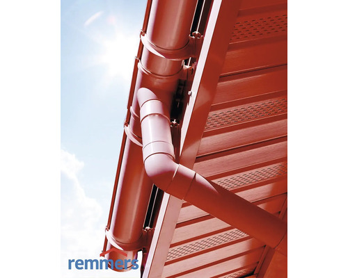 Dachrinne aus Kunststoff am Hausdach