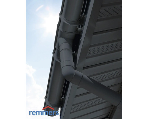 Dachrinne und Fallrohr an einem Hausdach