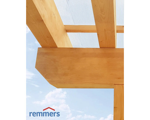Holzkonstruktion mit lichtdurchlässigem Dach und Remmers Logo