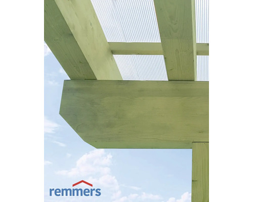 Detailansicht einer Holzpergola mit durchsichtigem Dach und Remmers Logo