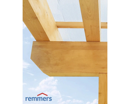 Detailansicht einer Holzkonstruktion mit Wellplatten-Dach und Remmers Logo