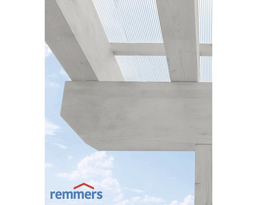 Detailansicht einer Pergola mit transparentem Dach und Holzkonstruktion, die mit Remmers Farbe behandelt wurde. Remmers Logo.