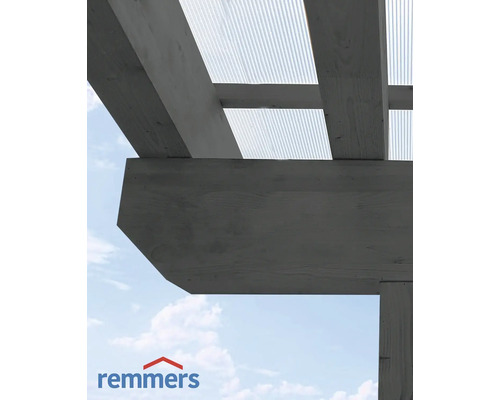 Detailansicht einer grauen Holzpergola mit durchsichtigem Dach und Remmers Logo.