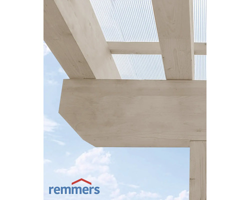 Detailansicht einer Holzterrasse mit transparentem Dach und Remmers Logo
