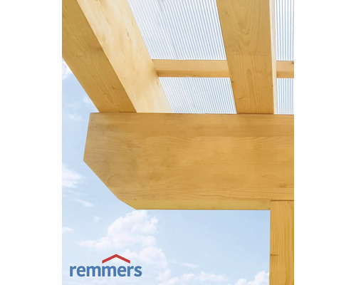 Detailansicht eines Holzunterstands mit transparenten Dachplatten und Remmers Logo