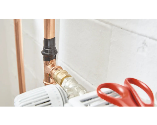 Kupferrohrsystem mit Rohrisolierung und Heizkörperthermostatventil.