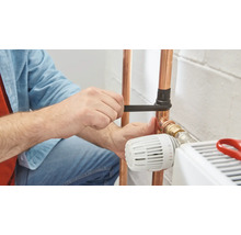 Installation einer Heizungsanlage mit Kupferrohren und Thermostatventil