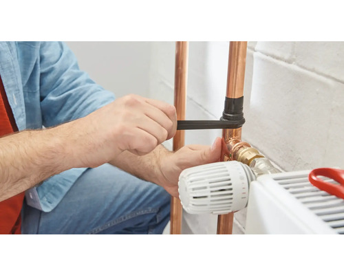 Installation einer Heizungsanlage mit Kupferrohren und Thermostatventil