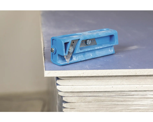 Gipskartonschneider auf einem Stapel Gipskartonplatten