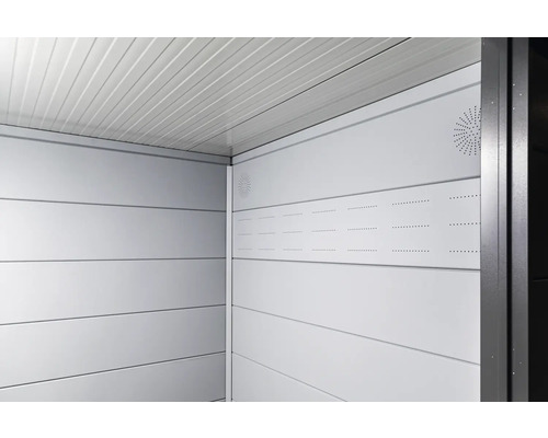 Innenansicht eines Gerätehauses mit horizontaler Wandverkleidung und Deckenpaneelen