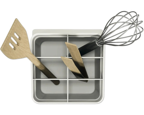 Küchenutensilien in einem Abtropfbehälter, inklusive Pfannenwender und Schneebesen