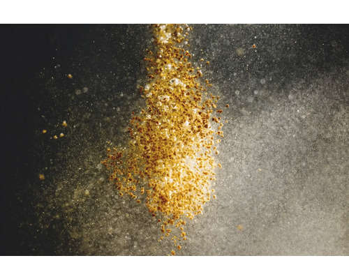 Nahaufnahme von fallenden gelben Körnern.