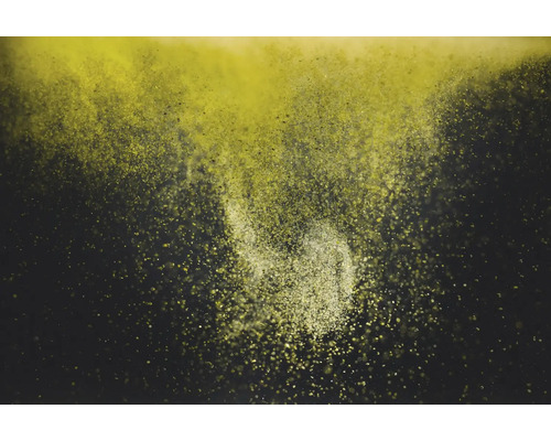 Gelber Farbstoff wirbelt im dunklen Hintergrund