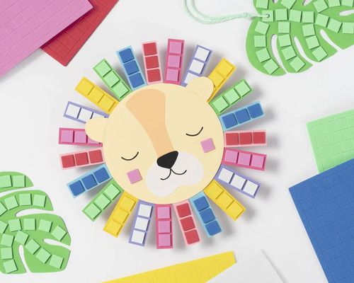 Dekorativer Löwe aus Mosaiksteinen zum Basteln