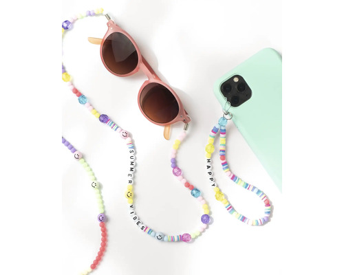 Sonnenbrille mit Perlenband und Handy mit Perlenanhänger