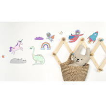 Kinderzimmer mit Wanddekoration, Spielzeug und Kleiderhakenleiste