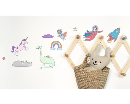 Kinderzimmer mit Wanddekoration, Spielzeug und Kleiderhakenleiste