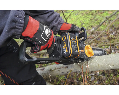 Akku-Kettensäge beim Sägen eines Astes