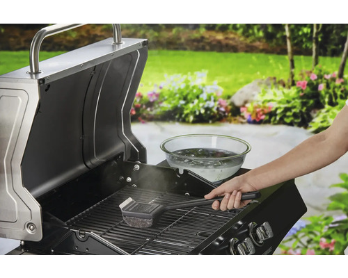 Grillreinigung mit Grillbürste und Wasser