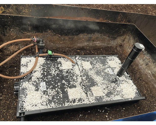 Bewässerungssystem mit Schläuchen und Substrat in einem Pflanzgefäß