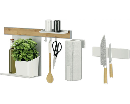 Küchenutensilien auf einer Küchenreling mit Regalböden und Haken, inklusive Messer, Küchenpapier, Kräutertopf, Ölflasche und Kochlöffel