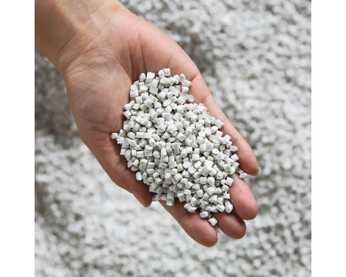 Hand hält Katzenstreu aus Mineralgranulat