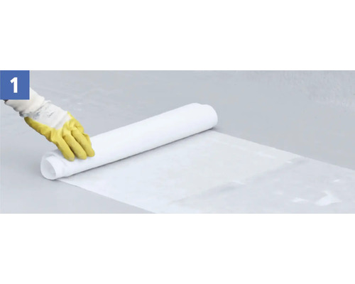 Eine Person rollt eine Abdichtungsbahn auf dem Boden aus.